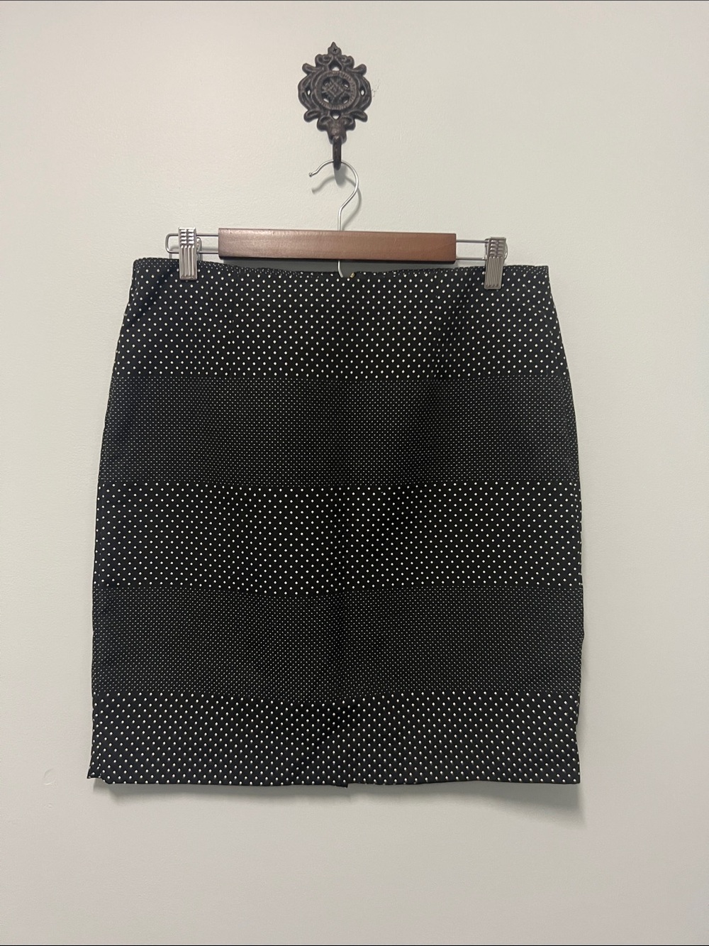 Classic Tommy Hilfiger Black and White Polka Dot Pencil Skirt Size 6 Gold Zipper